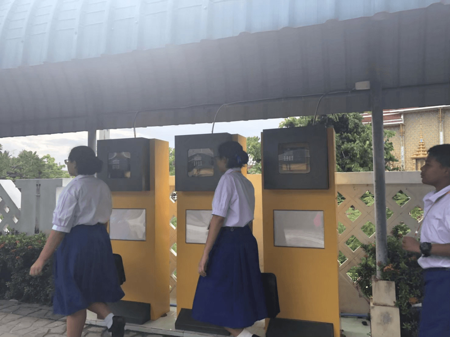 เครื่องกั้นทางเข้าและจุดสแกนบัตรนักเรียนอัตโนมัติหน้าโรงเรียน